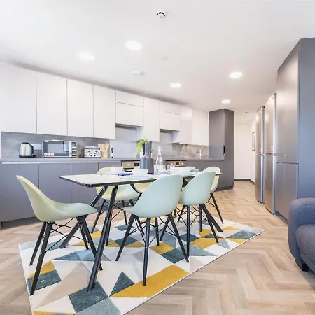 Ensuite Bedrooms With Shared Kitchen At Onyx Located In Apartment *