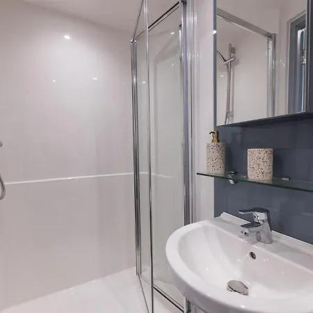 Ensuite Bedrooms With Shared Kitchen At Onyx Located In Apartament